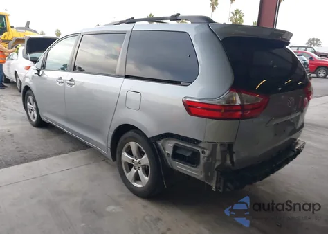 2017 Toyota Sienna Le 8 Passenger z USA, uszkodzony, nr VIN 5TDKZ3DC7HS840158